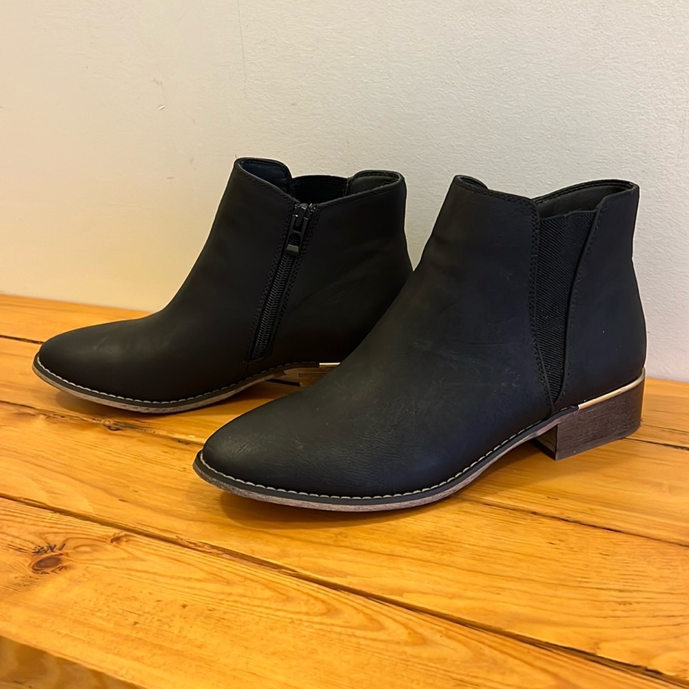 Chelsee Fortune 11 Boots NWOT Size 8 Black Suede, Side Zipper
